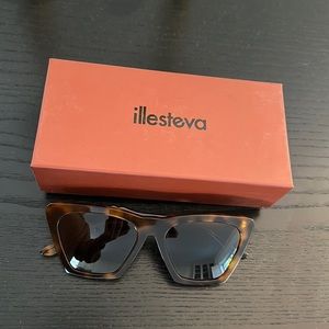 Illesteva Lisbon Sunglasses in Havana - NWOT